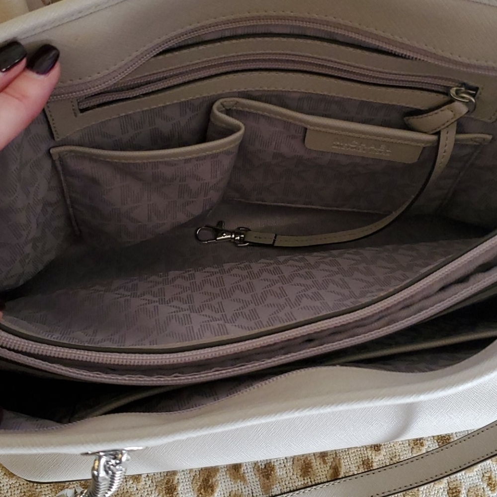 Handbag - Picture 3 of 8